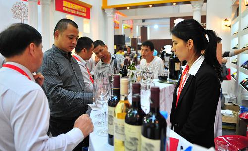 在第87屆全國秋季糖酒商品交易會上,銷售商在為客商提供葡萄酒現(xiàn)場品嘗試飲(10月18日攝)。新華社記者 魏培全 攝