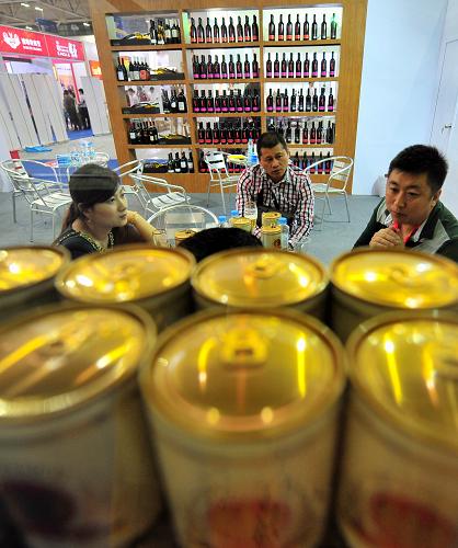 客商在第87屆全國秋季糖酒商品交易會上談判(10月18日攝)。新華社記者 魏培全 攝