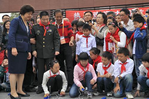 10月27日,楊利偉(前左二)亮相“圓夢九天——中國載人航天工程的壯麗航程”展覽開幕式,并與小朋友們互動。 新華社發(fā)(伊凡 攝)