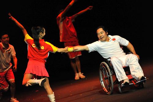 10月28日,北京心靈呼喚殘疾人藝術(shù)團(tuán)演員在美國(guó)舊金山演出。中國(guó)北京心靈呼喚殘疾人藝術(shù)團(tuán)28日在美國(guó)舊金山進(jìn)行首次赴美巡演的第二場(chǎng)演出,受到觀眾熱烈歡迎。據(jù)介紹,除舊金山灣區(qū)外,藝術(shù)團(tuán)還將赴加利福尼亞州弗雷斯諾和洛杉磯等地演出。新華社發(fā)(劉藝霖 攝)