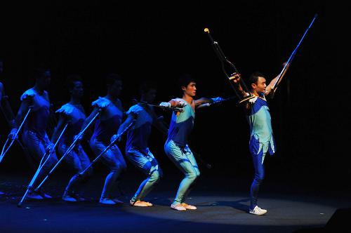 10月28日,北京心靈呼喚殘疾人藝術(shù)團(tuán)演員在美國(guó)舊金山表演舞蹈。新華社發(fā)(劉藝霖 攝)