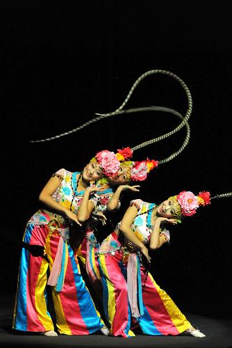10月28日,北京心靈呼喚殘疾人藝術(shù)團(tuán)演員在美國(guó)舊金山表演《俏花旦》。新華社發(fā)(劉藝霖 攝)