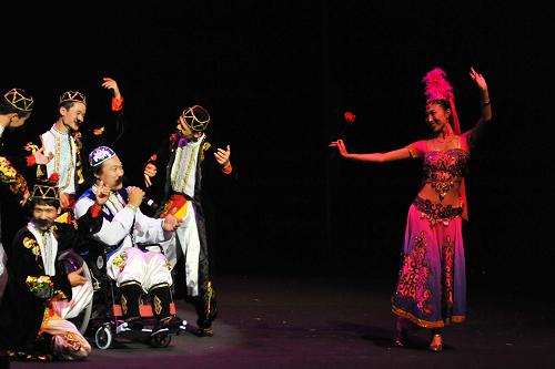 10月28日,北京心靈呼喚殘疾人藝術(shù)團(tuán)演員在美國(guó)舊金山演出。新華社發(fā)(劉藝霖 攝)