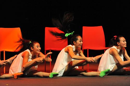 10月28日,北京心靈呼喚殘疾人藝術(shù)團(tuán)演員在美國(guó)舊金山表演舞蹈。新華社發(fā)(劉藝霖 攝)