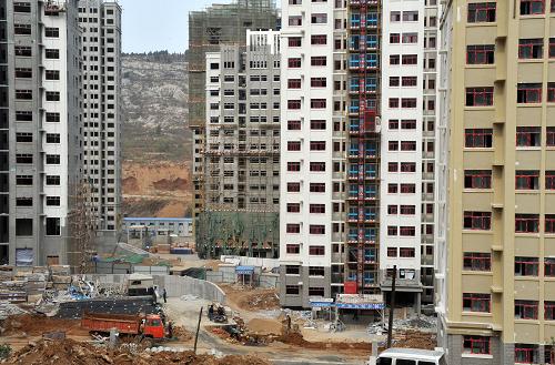 10月29日,在濟(jì)南最大的西蔣峪公租房建設(shè)工地,建筑工人在進(jìn)行外墻裝修。新華社記者 徐速繪 攝