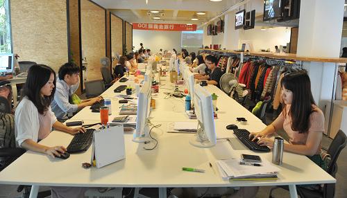 10月29日,歌莉婭的電子商務售前、售后服務工作人員在備戰(zhàn)淘寶“雙十一”購物活動,該公司預計11月11日當日的包裹量將達到7萬個左右,這將是平時包裹量的約100倍。依托電子商務的發(fā)展,廣東不少民營企業(yè)有效地降低企業(yè)經營成本、擴大內需市場,企業(yè)在信息時代獲得高速發(fā)展。據介紹,成立于1995年的女裝品牌歌莉婭自2008年進軍電子商務后,從2009年的200多萬元銷售額,到今年前三季度已超越去年8000多萬元的銷售業(yè)績,其線上業(yè)務的成功已經成為傳統(tǒng)企業(yè)涉足電商的范本之一。另一個服裝品牌茵曼從一開始只有2個人的夫妻店一路壯大,發(fā)展到現在約450人的規(guī)模。茵曼的創(chuàng)始人方建華說,沒有電子商務就沒有茵曼的今天。新華社發(fā)記者 盧漢欣 攝