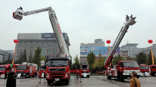 10月29日,在山東省濟南市泉城廣場,市民分別體驗40米(左)、25米云梯消防車。新華社發(fā)(趙曉明 攝)