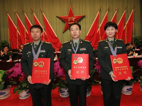 10月29日,天宮一號(hào)與神舟九號(hào)載人交會(huì)對(duì)接任務(wù)航天員飛行乘組頒獎(jiǎng)授稱大會(huì)在北京舉行。10月1日,中共中央、國(guó)務(wù)院、中央軍委作出決定,給景海鵬頒發(fā)“二級(jí)航天功勛獎(jiǎng)?wù)?#8221;,授予劉旺、劉洋“英雄航天員”榮譽(yù)稱號(hào)并頒發(fā)“三級(jí)航天功勛獎(jiǎng)?wù)?#8221;。這是受到表彰的航天員劉旺、景海鵬、劉洋(左至右)在表彰大會(huì)上。新華社記者 李剛 攝