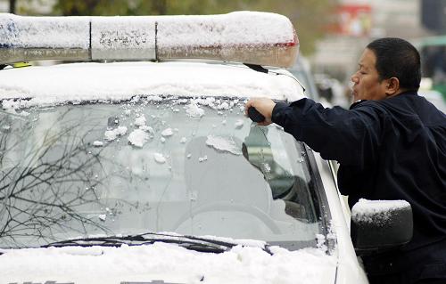 11月3日,在內(nèi)蒙古呼和浩特,一名男子在清理車窗上的積雪。當(dāng)日,受強(qiáng)冷空氣影響,我國(guó)北方大部分地區(qū)出現(xiàn)大范圍降溫雨雪天氣,中央氣象臺(tái)發(fā)布暴雪藍(lán)色預(yù)警和寒潮藍(lán)色預(yù)警,內(nèi)蒙古、河北、山西及北京西部山區(qū)等地有大雪。新華社發(fā)(王偉 攝)