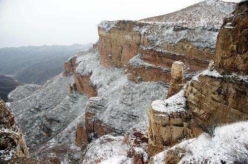 11月3日,河北省邢臺(tái)市內(nèi)丘縣西部太行山掩映在白雪中。新華社發(fā)(陳克家 攝)