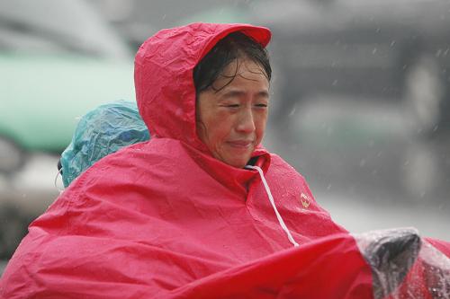 11月3日,安徽阜陽(yáng)街頭,行人頂風(fēng)冒雨騎行在路上。新華社發(fā)(盧啟建 攝)