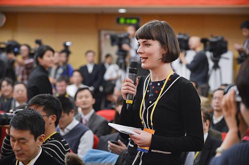 這是一名記者在提問(wèn)。新華社記者 李鑫 攝