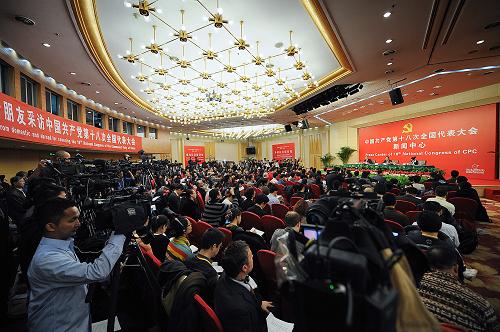 11月10日,中國(guó)共產(chǎn)黨第十八次全國(guó)代表大會(huì)新聞中心舉行中外記者招待會(huì),國(guó)家發(fā)展和改革委員會(huì)主任、黨組書記張平介紹中國(guó)經(jīng)濟(jì)和社會(huì)發(fā)展情況,并回答記者提問(wèn)。新華社記者 李鑫 攝