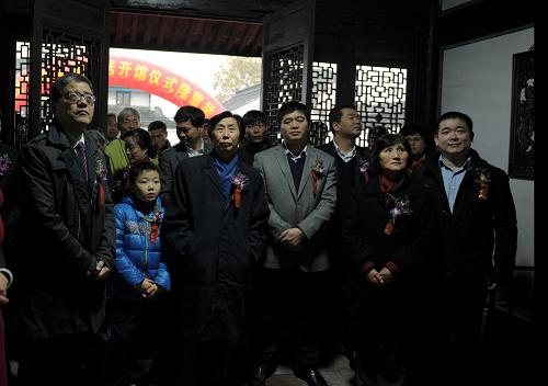 11月23日,蔣夢麟親屬及社會各界人士參觀蔣夢麟故居。新華社發(fā)(張輝 攝)