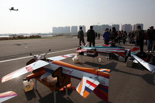 11月24日,人們?cè)?012全國(guó)航空模型公開(kāi)賽開(kāi)幕式上觀看固定翼飛機(jī)模型特技表演。新華社發(fā)(孫忠南 攝)