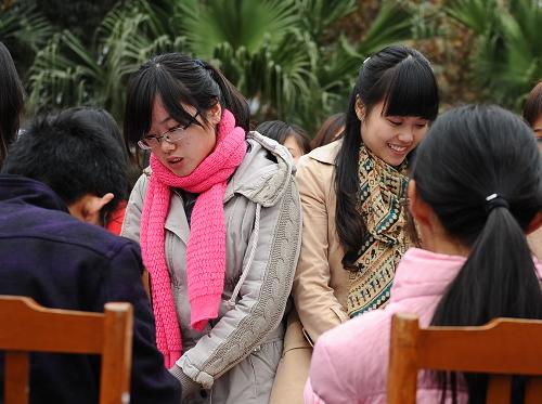 11月24日,在四川師范大學舉行的全省高校畢業(yè)生大型現場招聘會上,兩名求職者在等待面試。新華社發(fā)(李華梁 攝)