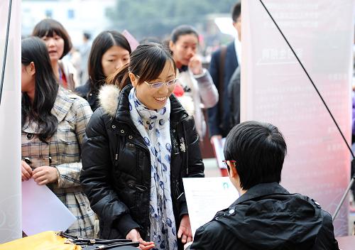 11月24日,在四川師范大學舉行的全省高校畢業(yè)生大型現場招聘會上,招聘人員在與求職者交流。新華社發(fā)(李華梁 攝)