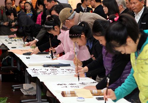 11月24日,參加開幕式的青少年書法愛(ài)好者在習(xí)字。新華社記者 張明 攝