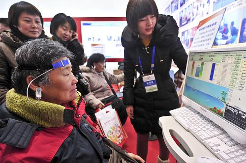 12月19日,一名觀眾在2012北京國際老齡產(chǎn)業(yè)博覽會上進行腦電心理測評。新華社發(fā)(王京生 攝)