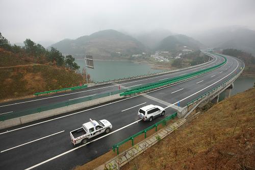 12月19日,車輛經(jīng)過廣甘高速青川縣白龍湖境內。當日,汶川地震災后恢復重建重大交通基礎設施項目——廣甘高速公路(四川廣元至川甘界)建成通車,這是四川建成的第12條高速公路進出川大通道。廣甘高速全長55.49公里,是四川境內建設難度最大、通過橋隧最多的高速公路(全線橋隧比高達80%),經(jīng)過極其復雜的地質環(huán)境、泥石流多發(fā)和多個地震斷裂帶。廣甘高速的建成通車,使以往甘肅進川的120公里路程大大縮短,成都至甘肅境內行車3個半小時可達,比走老路縮短約2小時。新華社發(fā)(劉仁攝)
