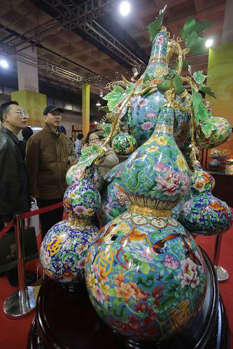 12月20日,在第七屆中國北京國際文化創(chuàng)意產(chǎn)業(yè)博覽會上,觀眾在欣賞景泰藍(lán)作品《福祿萬代》。新華社發(fā)(王振 攝)