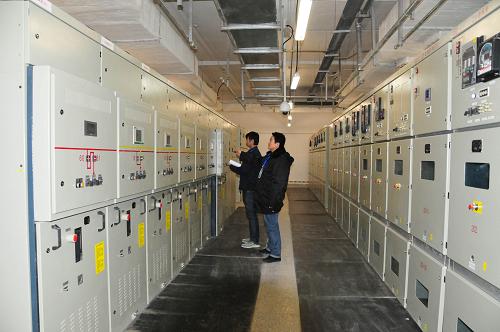 12月20日,工作人員在北京地鐵10號(hào)線公主墳站變電所進(jìn)行設(shè)備巡檢。新華社發(fā)(李朝臻 攝)