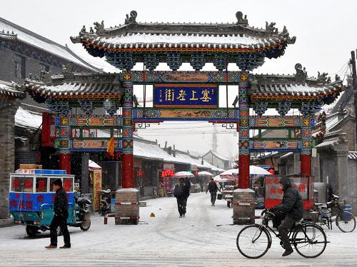 12月20日,幾位市民經(jīng)過雪中的呼和浩特市塞上老街。當(dāng)日,強冷空氣進入內(nèi)蒙古,呼和浩特市最高氣溫為零下4攝氏度。內(nèi)蒙古自西向東將迎來降雪、大風(fēng)、降溫天氣過程,包括呼和浩特市在內(nèi)的內(nèi)蒙古中東部地區(qū)降溫幅度將超過12攝氏度。氣象部門建議內(nèi)蒙古東部雪災(zāi)區(qū)密切關(guān)注天氣對道路交通、民航、蔬菜大棚等方面的影響,及早采取防御措施。新華社記者 劉懿德 攝