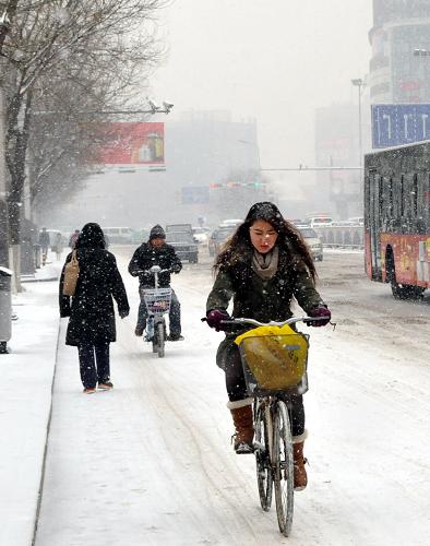 12月20日,呼和浩特市的市民冒雪出行。新華社記者 劉懿德 攝
