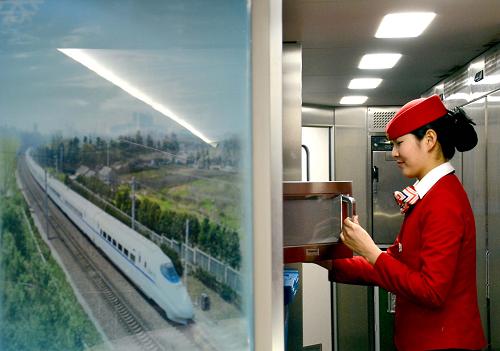 12月22日,G55002次動車組上的餐車服務員在加熱食品。新華社記者 王頌 攝