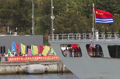 12月22日,當(dāng)?shù)厝A僑華人和民眾歡送中國(guó)海軍第十二批護(hù)航編隊(duì)駛離澳大利亞悉尼花園島海軍基地。當(dāng)日,中國(guó)海軍第十二批護(hù)航編隊(duì)結(jié)束了對(duì)澳大利亞的訪問(wèn),啟程回國(guó)。由中國(guó)人民解放軍海軍第十二批護(hù)航編隊(duì)“益陽(yáng)”號(hào)和“常州”號(hào)導(dǎo)彈護(hù)衛(wèi)艦、“千島湖”號(hào)綜合補(bǔ)給艦組成的出訪編隊(duì)18日抵達(dá)澳大利亞悉尼花園島海軍基地,對(duì)澳大利亞進(jìn)行了為期5天的正式友好訪問(wèn)。新華社記者 金林鵬 攝