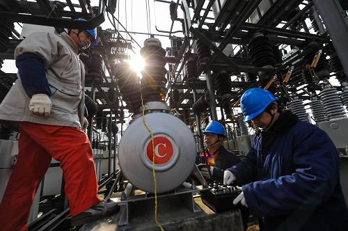 12月24日,湖州電力局的工作人員在檢修一座500千伏變電所的一個(gè)電容器組,確保設(shè)備安全運(yùn)行。當(dāng)日,浙江省湖州市迎來今冬用電日最高負(fù)荷241.3萬千瓦。隨著氣溫不斷創(chuàng)新低,用電高峰也隨之而來。為了應(yīng)對冬季用電高峰,保證電網(wǎng)安全運(yùn)行,湖州電力局制訂了提前巡檢重點(diǎn)線路和設(shè)備、開展電網(wǎng)事故處置演練、加強(qiáng)電網(wǎng)運(yùn)行值班和搶修力量等多項(xiàng)迎峰度冬保供電預(yù)案,確保居民冬季用電。新華社記者 徐昱 攝