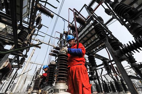 12月24日,湖州電力局的工作人員在檢修一座500千伏變電所的一個(gè)電容器組,確保設(shè)備安全運(yùn)行。新華社記者 徐昱 攝