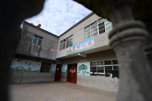 涉事的貴溪市濱江鎮(zhèn)春蕾幼兒園被關(guān)停(12月25日攝)。新華社記者 周科 攝