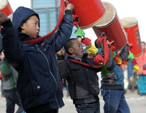 12月25日,蘭州市皋蘭縣西岔中心小學鄉(xiāng)村學校少年宮太平鼓班興趣班小學員在練習打太平鼓。新華社記者 聶建江 攝
