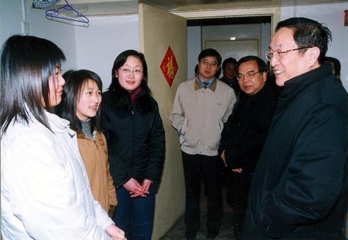 2005年5月16日,俞正聲在武漢大學學生宿舍與學生談心。新華社發(fā)(閩一帆 攝)