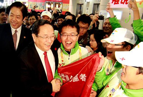2010年10月31日,俞正聲來到上海世博園內(nèi)的6號門區(qū)域看望世博會工作人員,感謝他們的辛勤勞動。新華社記者 張明 攝