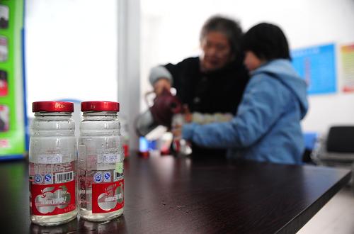 尹鳳娟在為孩子倒熱水。她為每一個(gè)孩子準(zhǔn)備了喝水的水瓶,并貼上他們的名字(12月29日攝)。新華社發(fā)(姜冰 攝)