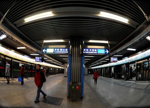 北京地鐵9號線北段國家圖書館站實現(xiàn)了與地鐵4號線同臺換乘(12月30日攝)。新華社記者 羅曉光 攝
