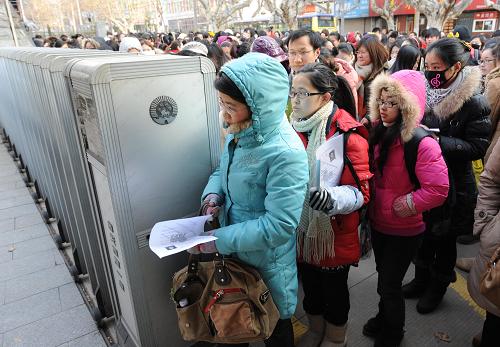 1月2日,考生們準(zhǔn)備進(jìn)入南京幼兒高等師范學(xué)校考點參加考試。新華社記者 孫參 攝
