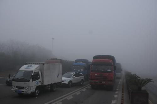 1月7日,四川省南充市境內(nèi)的高速公路封路,一些車(chē)輛滯留。新華社發(fā)(李向雨 攝)