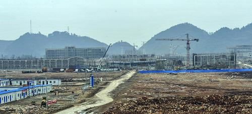 建設(shè)中的貴州省甕安縣經(jīng)濟(jì)開發(fā)區(qū)(1月7日攝)。甕安縣經(jīng)濟(jì)開發(fā)區(qū)總規(guī)劃面積35.04平方公里、總投資450億元以上,是貴州省“十二五”規(guī)劃的三十個重點(diǎn)產(chǎn)業(yè)園區(qū)之一。2012年,貴州省工業(yè)增加值達(dá)2250億,首次突破2000億元大關(guān),工業(yè)投資(含工業(yè)園區(qū)基礎(chǔ)設(shè)施投資)達(dá)3050億元,首次突破3000億元。2013年起,貴州省將實(shí)施百個產(chǎn)業(yè)園區(qū)成長工程,確保完成工業(yè)投資4000億元,工業(yè)園區(qū)已成為貴州省工業(yè)經(jīng)濟(jì)主導(dǎo)力量。新華社記者 歐東衢 攝