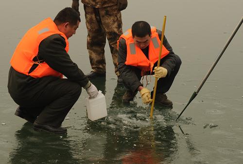 1月7日,工作人員鑿冰采集岳城水庫(kù)水樣。當(dāng)日,河北省邯鄲市啟動(dòng)受山西長(zhǎng)治苯胺泄漏事件影響的岳城水庫(kù)的水樣提取工作,以檢測(cè)水庫(kù)水體中苯胺的具體含量。據(jù)了解,岳城水庫(kù)面積大約為25平方公里,當(dāng)天的檢測(cè)共設(shè)30個(gè)檢測(cè)取樣點(diǎn),采集到的水樣將被送到邯鄲市環(huán)保局進(jìn)行苯胺含量檢測(cè),檢測(cè)結(jié)果最早將于當(dāng)日晚間公布。新華社發(fā)(朱旭東 攝)