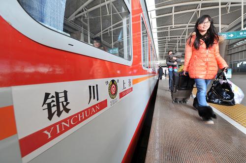 1月8日,乘坐新增開的銀川-上海K1331次列車的旅客在寧夏銀川火車站進站上車。當(dāng)日,銀川客運段新增開的銀川-上海K1331次旅客列車在寧夏銀川火車站正式發(fā)車。本次新增開的銀川-上海K1331/K1332次新空調(diào)快速旅客列車與現(xiàn)有銀川至上海K359/K360次列車相比,單程運行里程縮短100KM,單程運行時間最大壓縮近4小時,方便寧夏及周邊地區(qū)出行的旅客,也將緩解即將到來的春運高峰壓力。新華社記者 彭昭之 攝