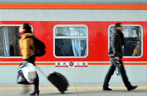 1月8日,乘坐新增開的銀川-上海K1331次列車的旅客在寧夏銀川火車站進站上車。新華社記者 彭昭之 攝