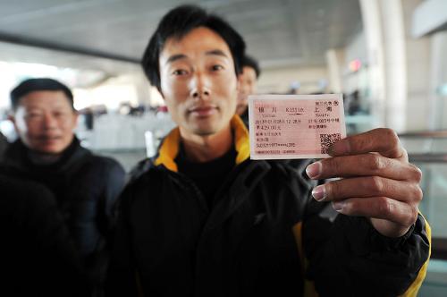 1月8日,一名乘坐新增開的銀川-上海K1331次列車的旅客在展示他購買的火車票。新華社記者 彭昭之 攝