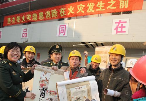 1月8日,消防支隊(duì)官兵與外來(lái)務(wù)工人員合影。新華社記者 張明 攝