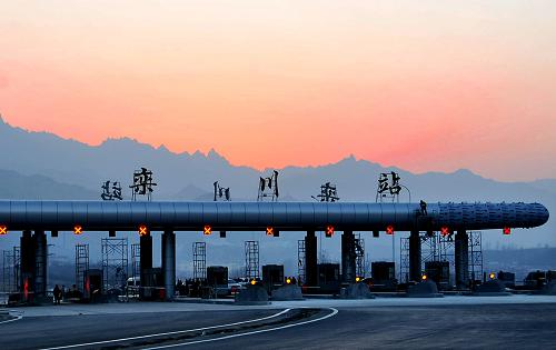 洛(陽)欒(川)高速公路欒川站出入口已經(jīng)建成,準備投入使用(2012年12月24日攝)。新華社記者 王頌 攝