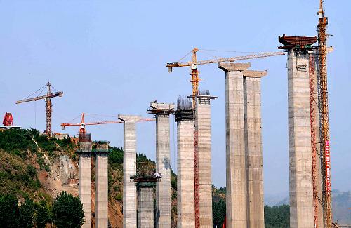 洛(陽)欒(川)高速公路上的一座大型橋梁正在進行橋樁施工(2012年3月6日攝)。新華社記者 王頌 攝