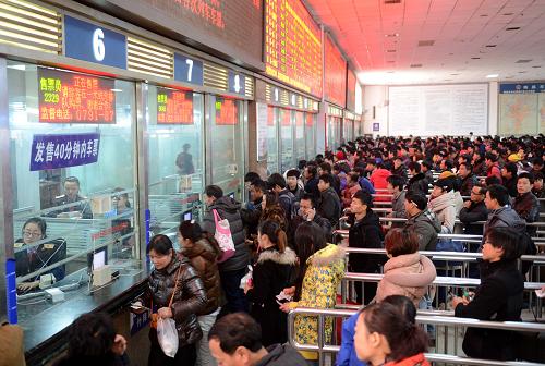 1月9日,旅客在南昌火車站排隊購票。新華社記者 周科 攝