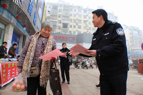 1月10日,江西省萬載縣公安民警在康樂街道務(wù)前社區(qū)向群眾發(fā)放宣傳資料。新華社發(fā)(鄧龍華 攝)